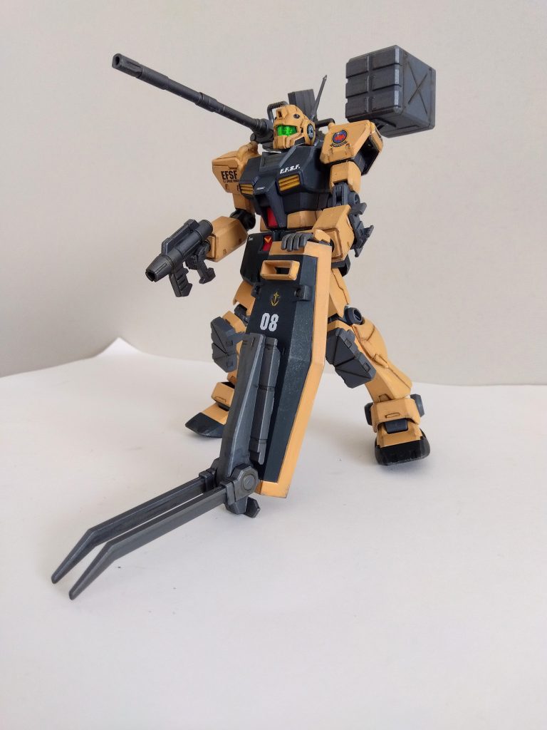 射撃体勢。手に持っているのはジムジムウェポンズのビームスプレーガン。