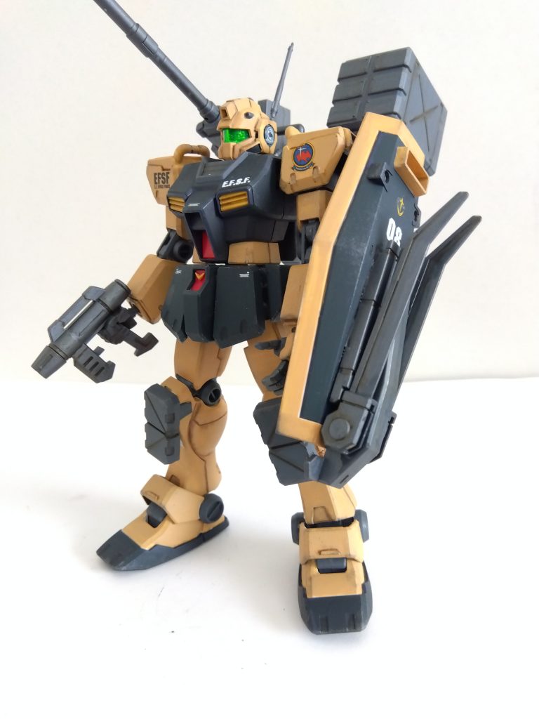 HGUCのジム改をベースに。頭部にはビルダーズパーツのアンテナを、膝部分にMSGのエクスアーマーCを貼りました。