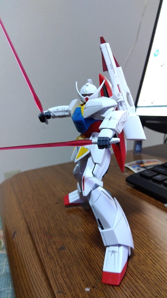 サーベル、もうちょいレーザーメスっぽくしてほしかったんよな。後、HG割っていう感じの合わせ目が多いけど、やっぱり、それの処理は面倒くさいなーって思いました。だから、ちゃんと作るなら段落ちモールドって手段で逃げると違和感が出る。まぁ、処理が面倒だから段落ちモールドにしちゃったんだけどね。まぁ、これはこれでええんよ。