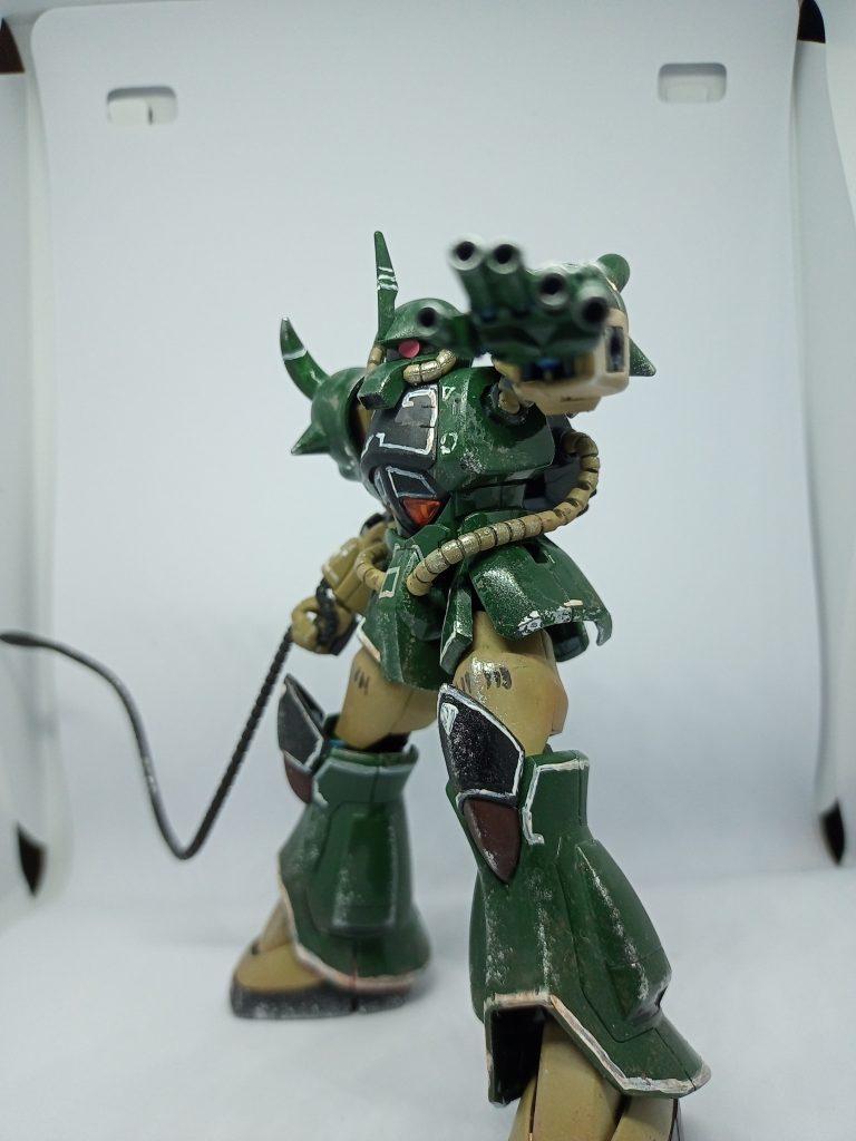 ヒートロッドもいい感じ!!シールがいい感じの持ってなかったから筆で頑張って塗りました。塗装は全塗装です。緑は筆で塗って、黄色みたいなやつはスプレーです。