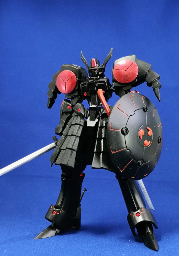 刀は一本は盾裏に収納できます側頭部のアンテナ?はウヴァルらしさとして、ウヴァルのものをそのまま使いました。