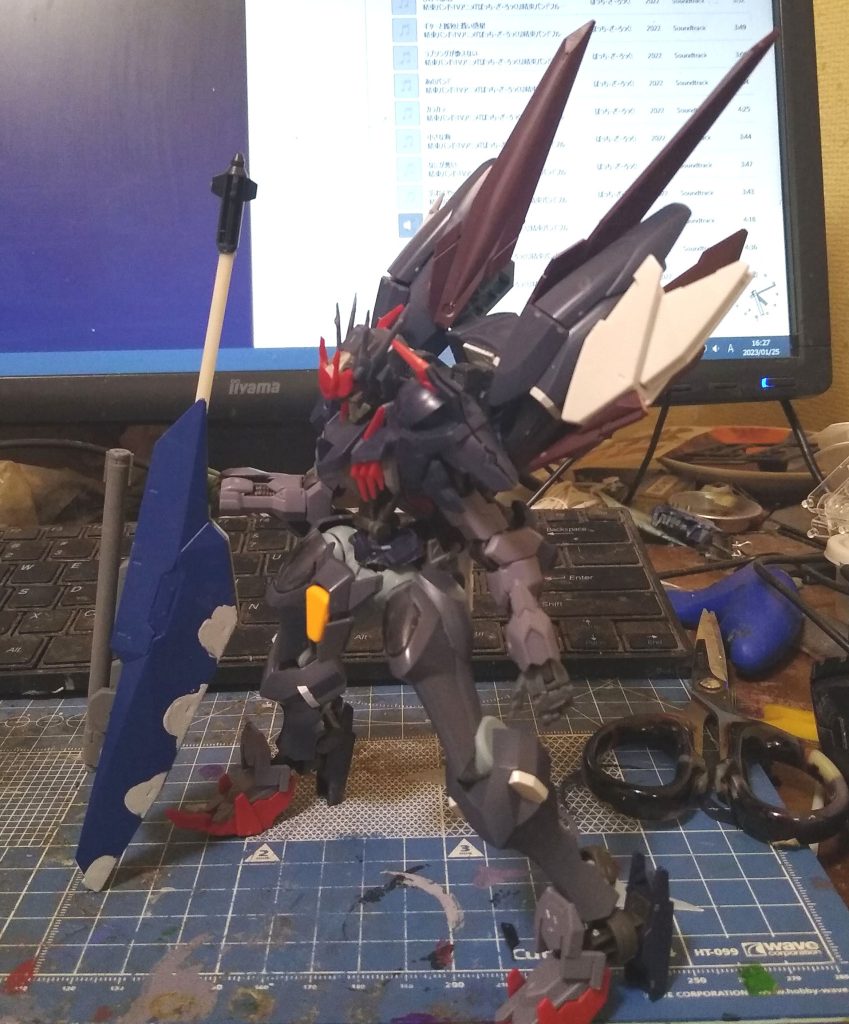 武器は鉄血オプション５のバスターソードって決めてたんですけど、捨ててしまったらしく見つからなかったのでゼルトザームアームズを使ってバスターソードぽいものを作ることに。