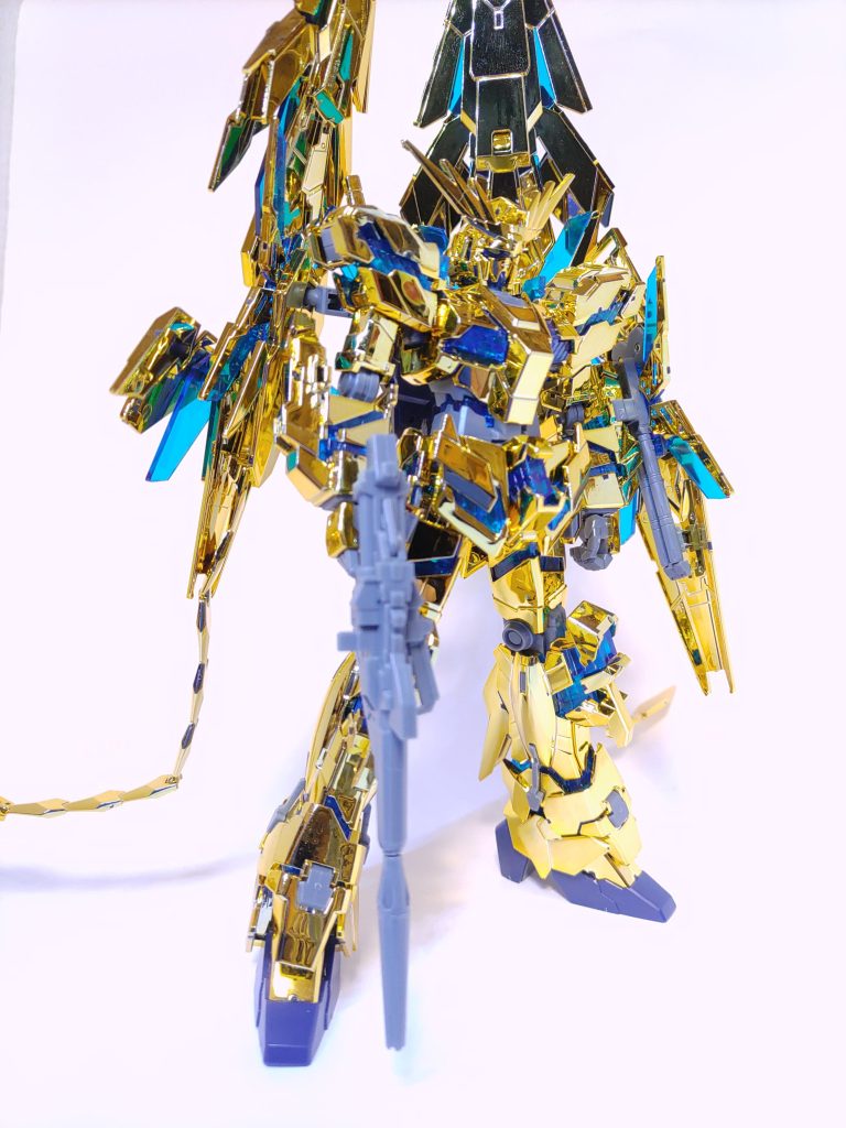 メッキとブルークリアのサイコフレームが最高ですね。とても気に入ってる1つなのでずっと部屋に飾ってます。こうしてみると未塗装が凄く目立つのでやっぱ塗装するべきでしたねこれ