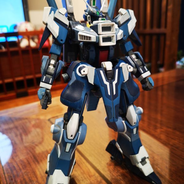 閲覧ありがとうございます！先日のガンダムMK-Vの続きです。ついに、本体の塗装が完了しました。あまりにもパネルごとの塗り分けを多くしパッチワークみたいになったのでチグハグ感を抑えるため、全身にフィルタリングで数色重ね塗りしてみました。何となく、まとまった？ような気がします。ふと、かたわらには無塗装の武装類がおいてあります。私は黙って、箱の中にしまったのでした。今日はここまでです。（2枚目）