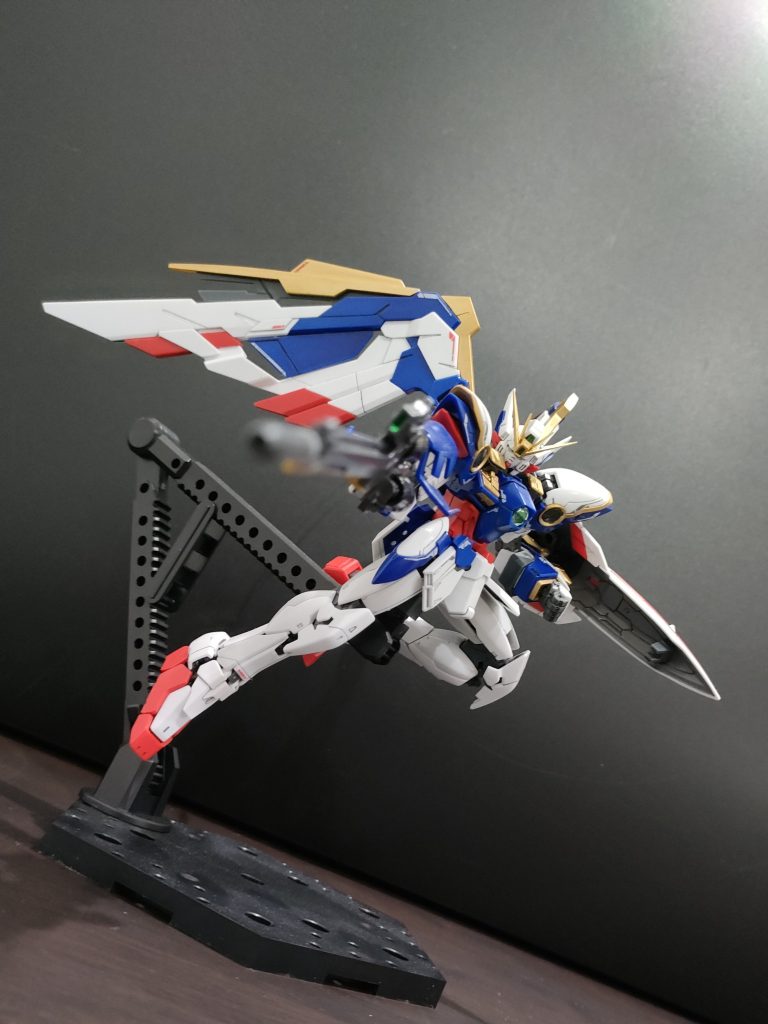 バスターライフルの持ち手もピンが折れてしまったのでプラを切り出して接着、何とか持たせられました。