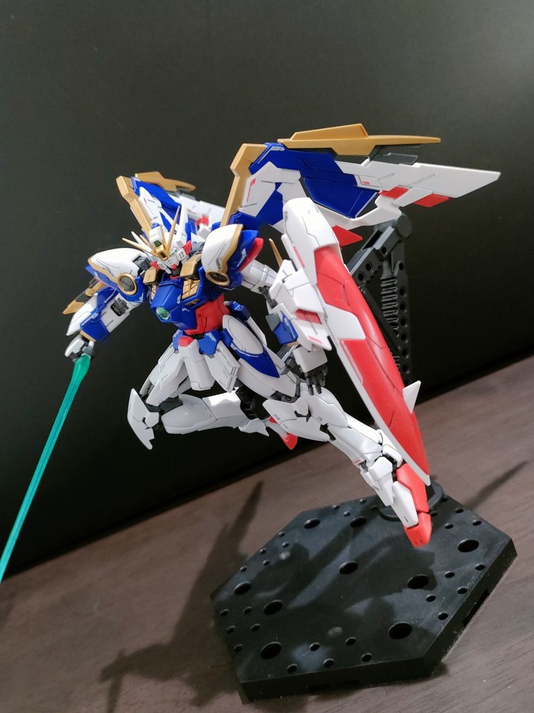 肩アーマーがポロリ、肘もポロリ…ポーズを取らせるのも一苦労