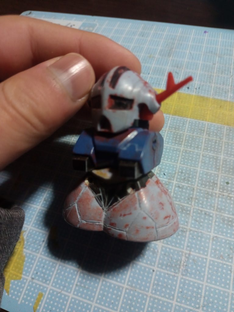 ちょっとピンボケしてるけども。このジオングは元々は赤色でシャア専用機っぽい感じにしてたんでしてたんですけども、気に入らなっかたので塗料剥がしたけどもこうなりました。