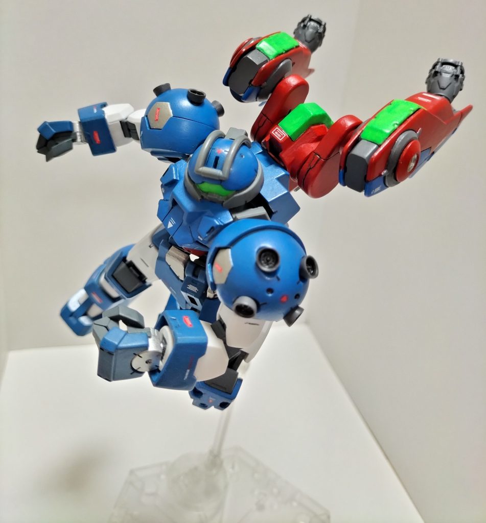 肩にビルダーズパーツの1/144バーニアを装着。ラウンドバーニアンぽさをイメージ。