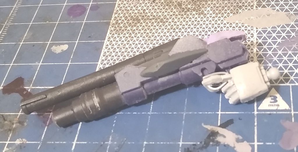 ショットガンはイメージに近いものがなかったのでゼルトザームアームズをベースに作りました。手はMSハンド02でこれの唯一気になるのが指がトリガーにかかる形状なので伸ばしました。