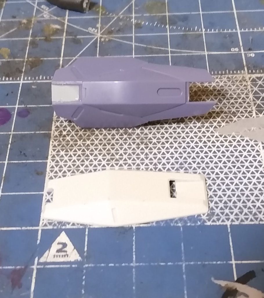 ふくらはぎの追加装甲は使わなかった右腕のビームブレイザーのものです。同じ機体のパーツですから違和感はないですね。プラ板追加と若干短く削ってます。下は元の装甲です