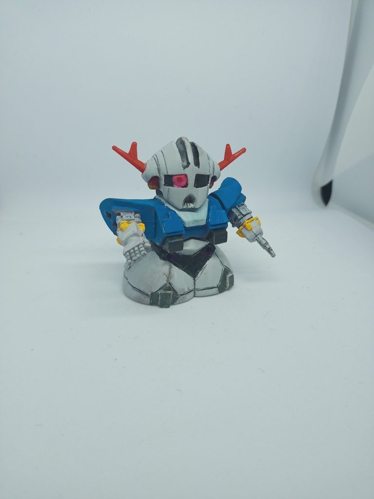 なんか墨入れしてたら滲んできてモサモサの墨入れになりました。モノアイは百均のキラキラした丸いシールを使ってます。結構使える。