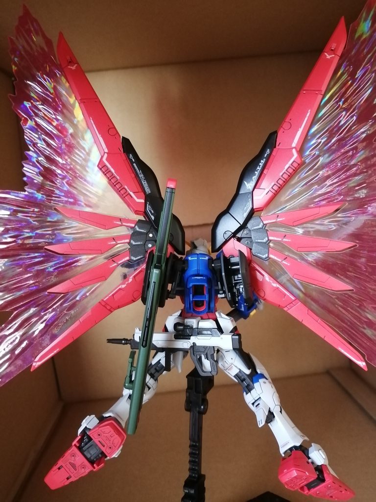 リアルグレードは、はじめて作ったのですがパーツが小さいのにモールドがギッシリでデカールも何百箇所も貼ったりで全塗装で仕上げるとなるととても大変でした。パッケージ見本が全塗装じゃない理由がわかった気がします。今まで作ったなかでも一番大変だったかもしれません。機体によってはマスターグレードのほうが楽かも。苦労しましたがなんとか満足できる出来には仕上がったと思います。仕上げるのは大変ですがその分完成した時の達成感は大きいのでもしまだリアルグレードを作ったことがない方がいらっしゃいましたら是非手にとって頂きたいです！