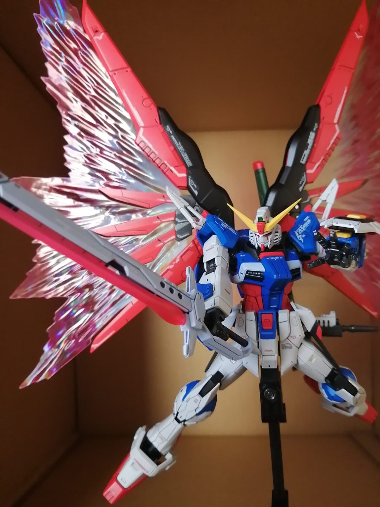 アロンダイトのビーム刃には少量の蛍光ピンクとピンクパールを混ぜたオリジナルのつや消しクリアをグラデーションコートして発光状態を再現。