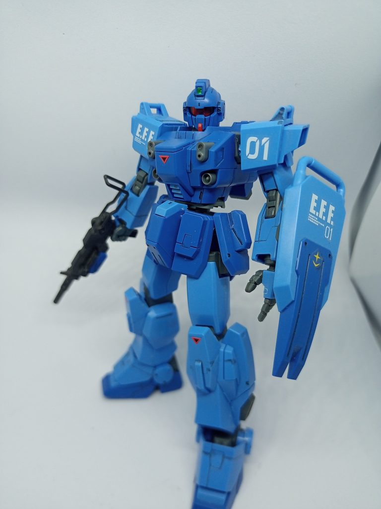 ライフルだけ塗装してます。それ以外はスミ入れしたぐらいです。ブオンって感じの写真↓