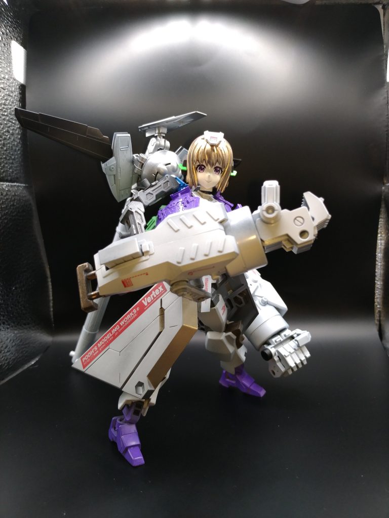 最初は腕をどうするかと思い悩んでいましたが、模型屋に寄った際にインパクトナックル×２を見つけ、脳内で小躍りかまして存在しない神様に感謝しつつ形が決まりました。ただまあその腕をどうやってつけるかと散々悩みましたが。