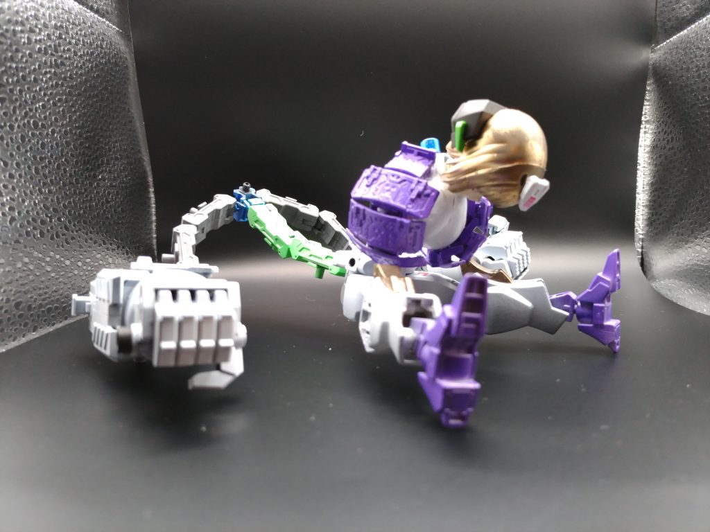 メンテナンスモード的な格好。一体ナニをメンテナンスするんですかねｸﾞﾍﾍﾍﾍ。個人的には脊椎パーツが気持ち悪さを引き立たせていてベネ。