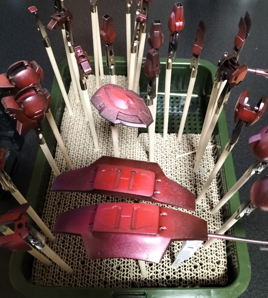 バラバラルデのクリア塗装。クリアレッド＋クリアブルー。95:5くらい？吹く前は汚いくすんだ赤色でしたが、試し吹きではワインレッドっぽくなったので良し。完全黒部分は発色せず。ムラムラはかなり暗めの発色にみえるくらいになった。シルバー粗めなので発色は良くないので２度吹き。一部クリア塗装が弾かれる部分が…何故だろう…乾いていなかったか？塗料の濃度決めが難しいですね。初キャンディ塗装、初グラデーション、初全塗装の割には…自分的には及第点だと思ってます…閲覧ありがとうございました！