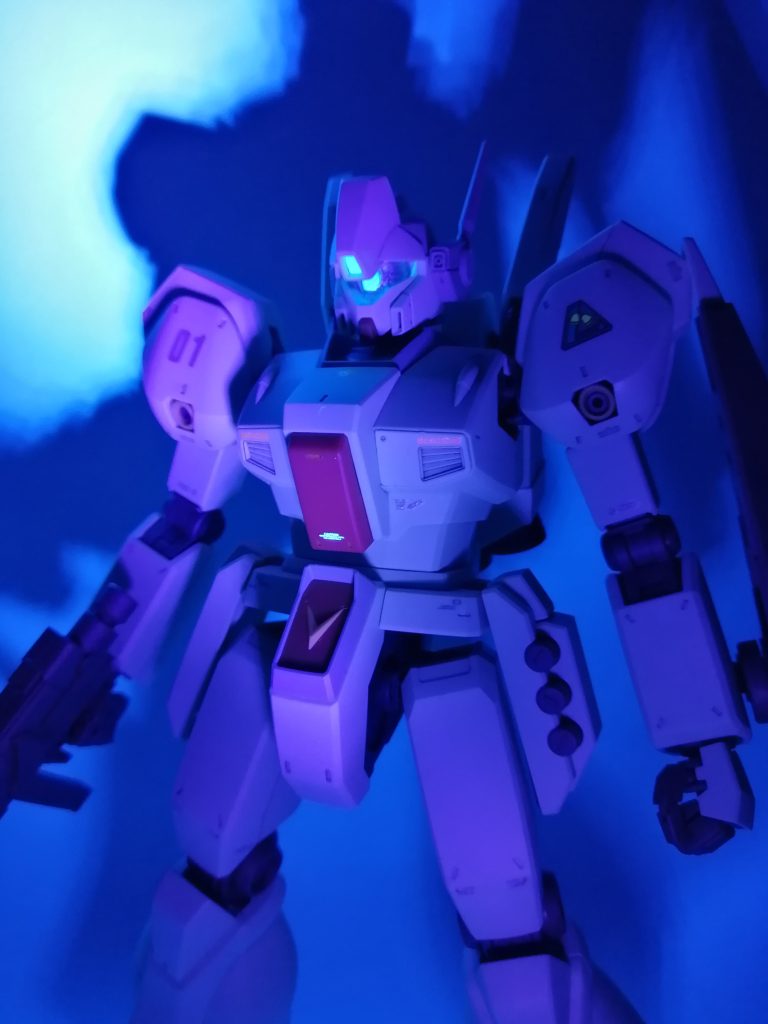 そして、やっぱり光らせます✨頭部カメラ等は蛍光ブルーで塗装したので、UVライトで発光します。最後まで見ていただき、ありがとうございます😸