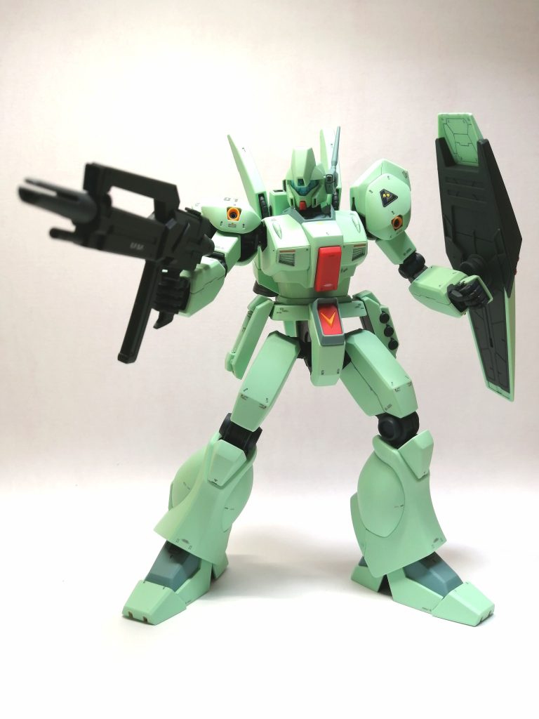 アクションポーズ。足底が大きいので、接地性が良いです。立たせるときの安定感が抜群ですね❗