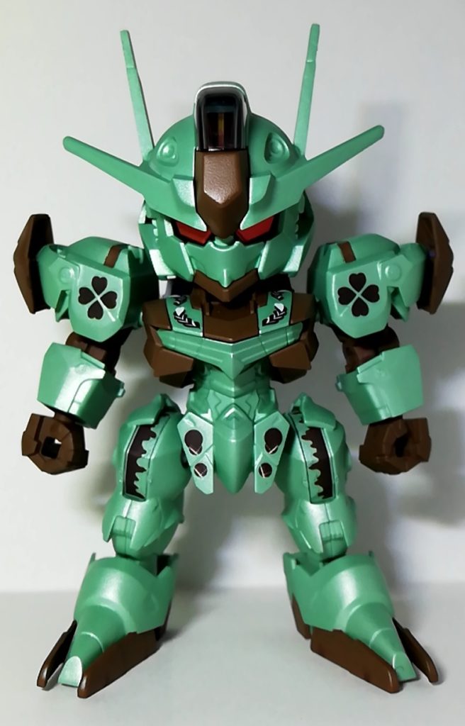 塗りは前回の【フレッシュトマト味】と同じく、ほぼスプレー+ちょっとだけ筆です。チョコ色の方は割とすんなり【タミヤカラーのレッドブラウン】に決定。ミント色の方がなかなか丁度いい色が見当たらず、調色できないというスプレーの弱みをビギナーなりに実感しましたが……結果、【タミヤカラーのパールグリーン】の上からつや消しを吹くことにしてみました。つや消しのおかげでパールの良さが完全に死滅しましたが、チョコミント的には正解に近い色味になったんじゃないかな？なんて思っております。ツインアイのシールは、あまり使われているのを見かけない上にアニメ本編でもついぞスルーされたまま改修されてしまった不遇な赤目さんをチョイス。緑よりはこっちの方がバレンタインっぽいですよね？