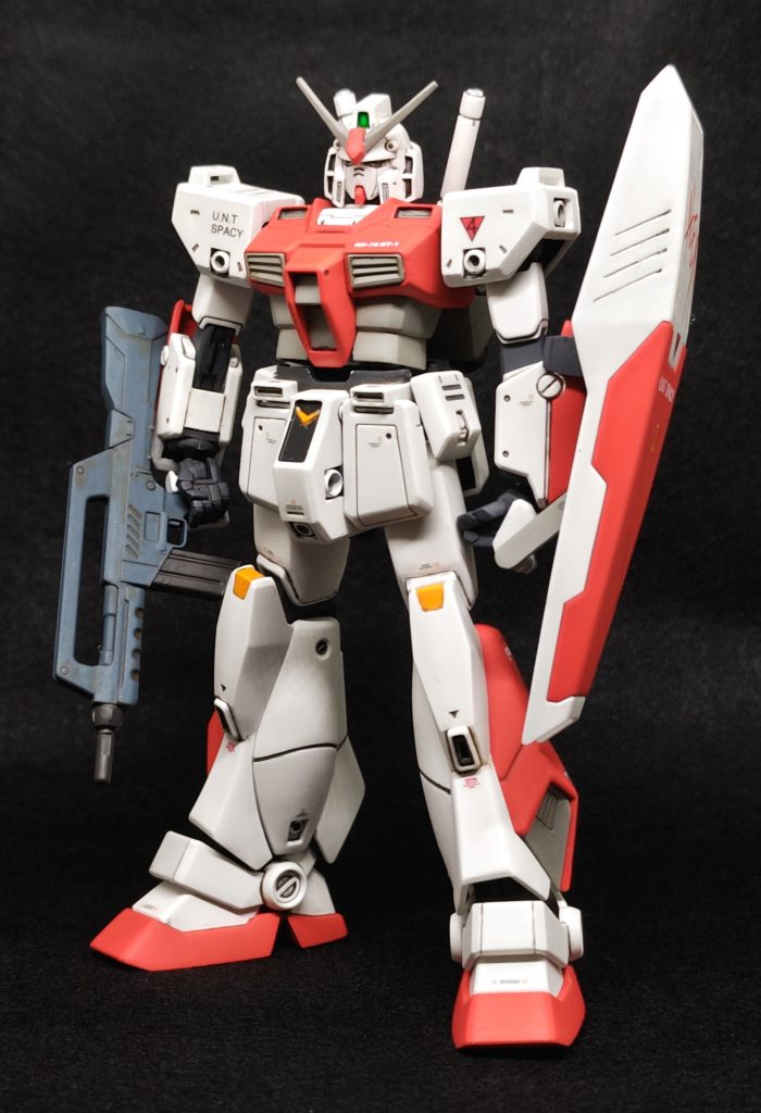 改修は胴の延長と、後頭部のボリュームアップぐらいで、他の細かいところは制作ストーリーに書いておきました。いつも通り、スジ彫りなどはしてません(出来ないので)。あと、なぜか手がでかいので、ビルドナックルに替えていますが、ビームライフルをこの角度でしか持てません。また左手は握り拳なのでシールドのグリップを掴んでません。