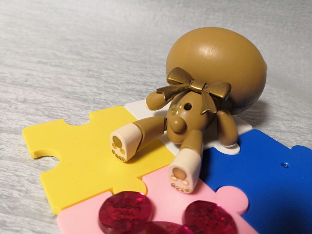 足の裏とお尻の模様は百均のシール。リボンはバッグについているリボンの色と同じに。