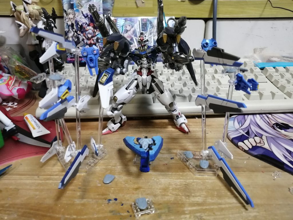 Gビットてんかい！！　以上です　スタンド1個しかないからこれが限界　まあビットの数ヤバイですね★　パイロットのふたん....　気にするな！！ まあガンプラなのでそのへんは自由だw
