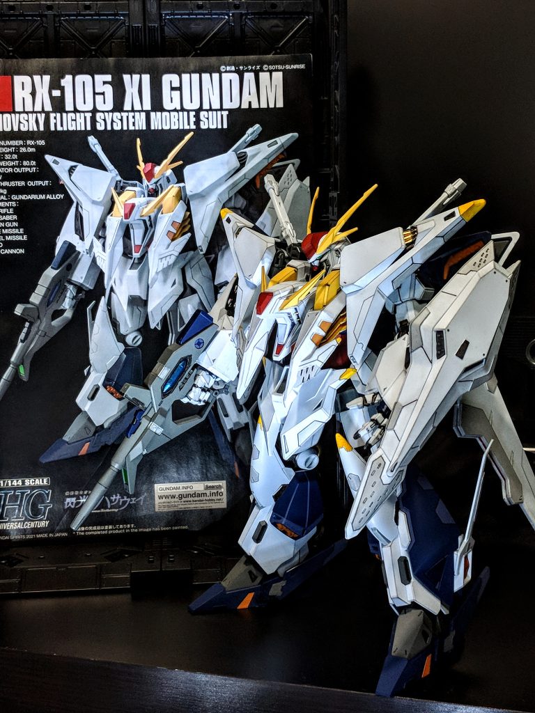 説明書と並べて。素組でも十分格好よく、スミ入れだけで説明書どおりに仕上がります。いつもと同様、白パーツのエッジ強調に加えて、装甲の色分け、内部フレームの部分塗装もやりました。