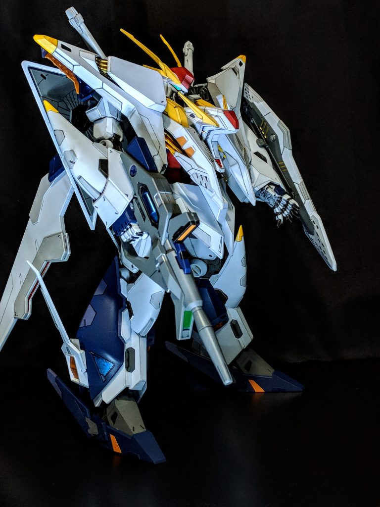 サイドショット。かろうじてシールド内部の金属感が見える…装甲がごつ過ぎて内部が見えないっ！全体を組み上げる前にパーツごとに塗装するタイプなので、組んでみないと仕上がりが分からないですが、案外収まりは良かったと評価しています。ライフルの色分けは、ちょっとごちゃごちゃしたかも。