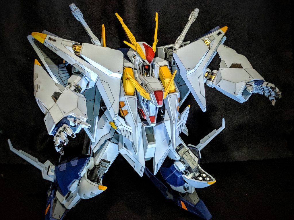 最後に箱絵イメージで。Ξガンダムはあまり色を使っていないキットで、組むだけでも十分な仕上がりとなります。また、パーツが大きく、装甲のモールドがしっかり入っているので塗り分けの効果が出やすいと思います。写真だと見えていない場所も結構頑張ったのですが、そこは見回しながらニヤニヤするという楽しみがありますね。