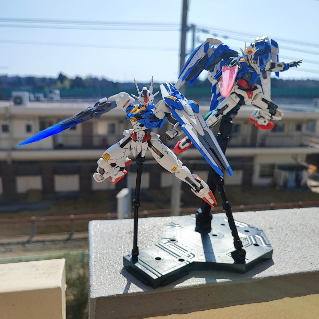 なんとなく似てたのでRGダブルオーライザーとツーショット笑いやー最新のHGは凄いですね色分けはほぼ出来てるしプロポーションも良い！