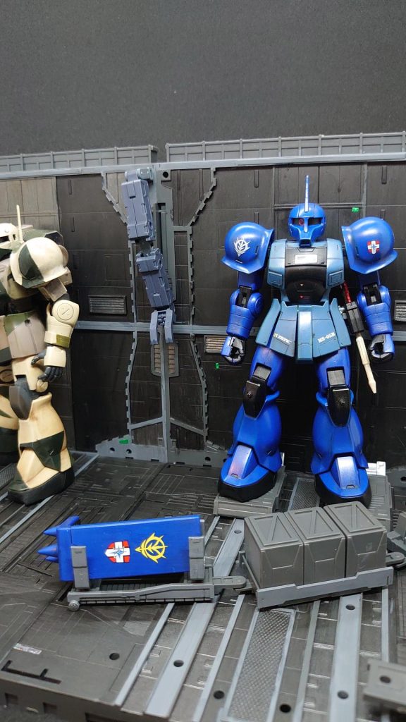 HGUCザクⅠ2体のミキシングで、ランバ・ラル専用機を作成してみました。※隣のザクⅠスナイパーは作成途中です（汗）