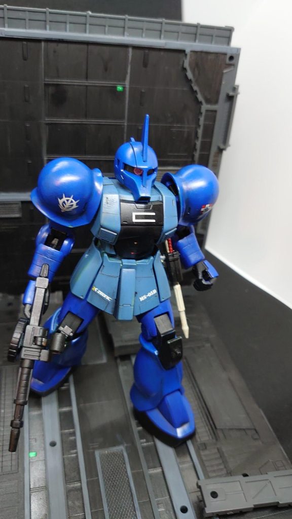 塗装は水性ホビーカラーの筆塗りですが、まだ始めたばかりで全然綺麗に塗装出来ていません(笑)膝のスパイクは3つ付けたかったのですが、自分のセンスの無さに呆れて1つでやめました(笑)