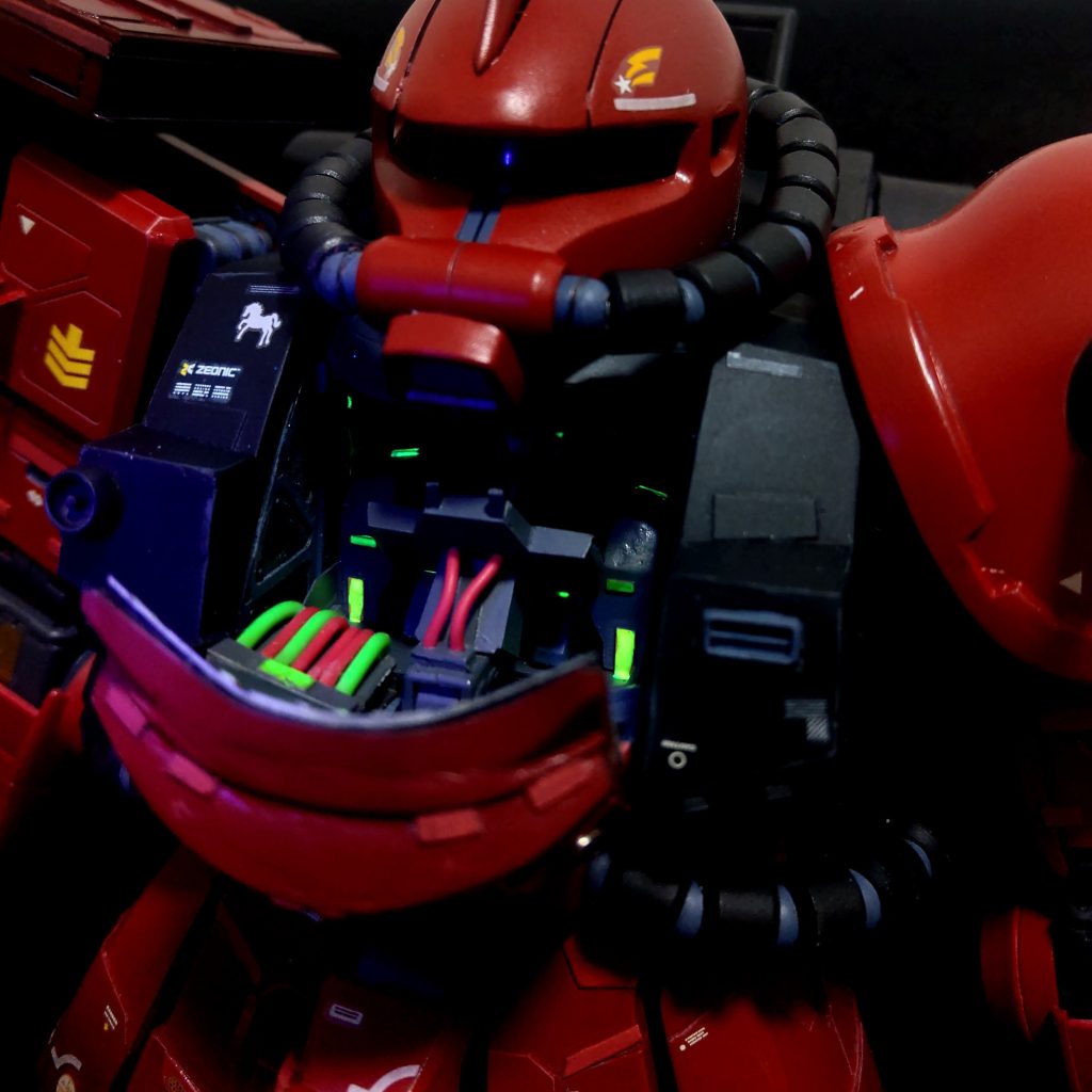 室内の発光は諦めてブラックライトで対応しました。