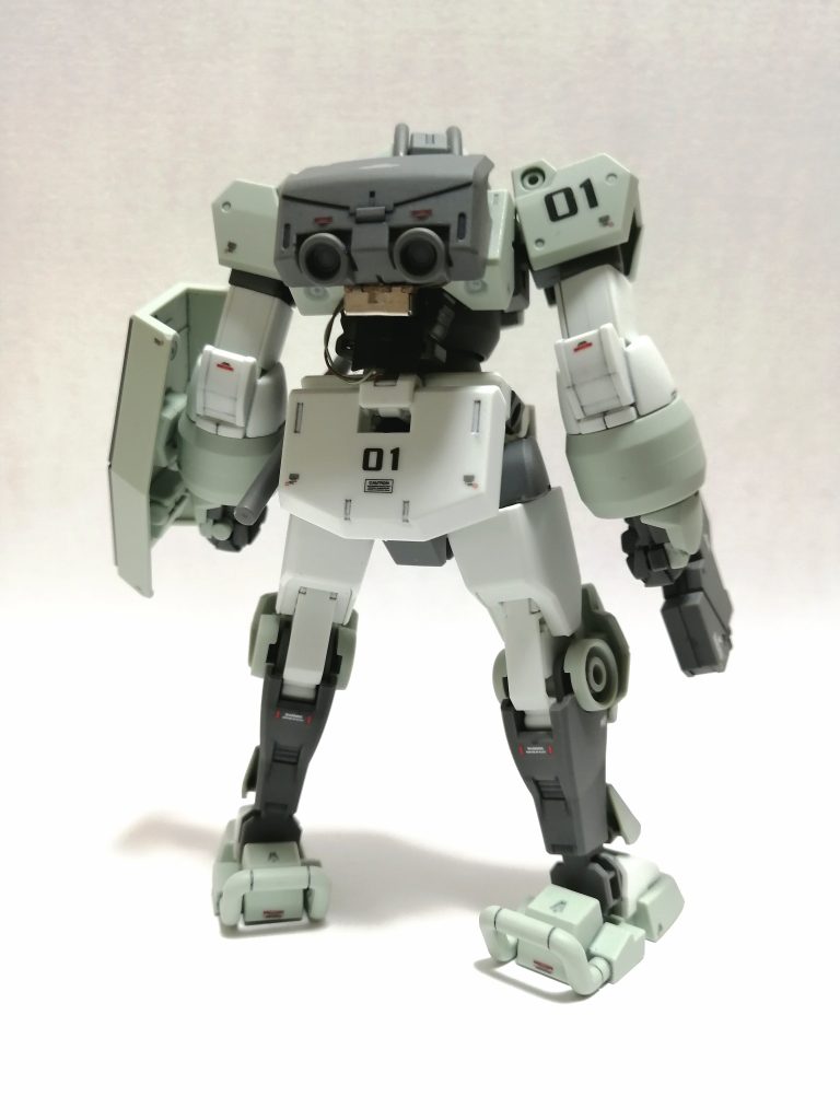 電池BOXとスイッチはどうしても収まらなかったので、はみ出させました。背面はあまり見ないでください(笑)