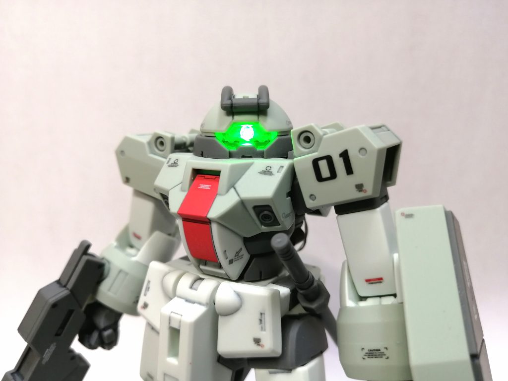 頭部発光にはGSIクレオスチップLED緑とCR1220用電飾BOXを使用しています。ボディ内部・頭部内部に穴を開けたり、くりぬいたりしてがんばりました😅頭部内部の真ん中にライトを設置しているので、量産型ザクのモノアイみたいですね😃