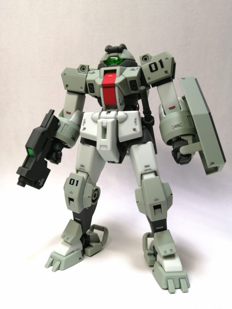 ライト消灯時です。点灯時との違いがよくわかります。ただ、頭部のクリアパーツはUVライトで発光するんですね。UVライトで発光させる手もありましたね😄