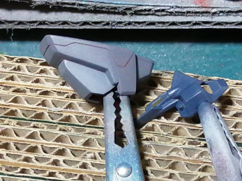 足首は旧キットのメリクリウスの足首を切った貼ったして、少し小さくした物です。バランスは好みの大きさになっているのですが、その所為で可動域は少ないです。