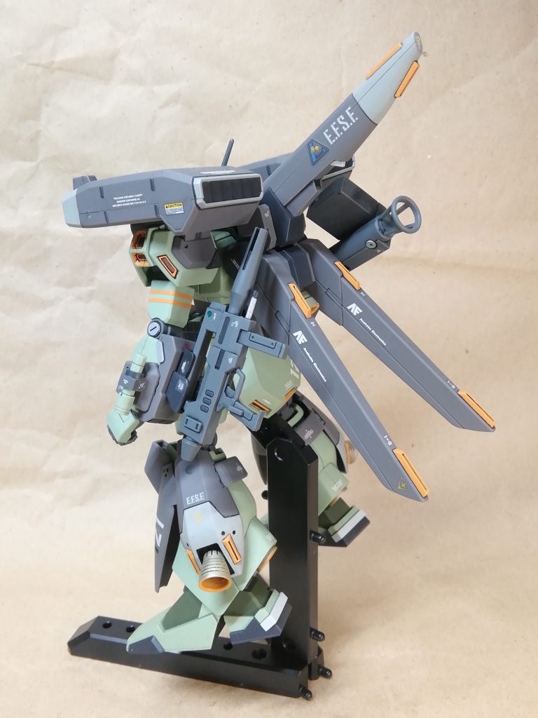 腰部にマガジンラック(?)あるならビームライフルも装備させたい、ビームサーベルも収納できないけどなんとか装備させたい