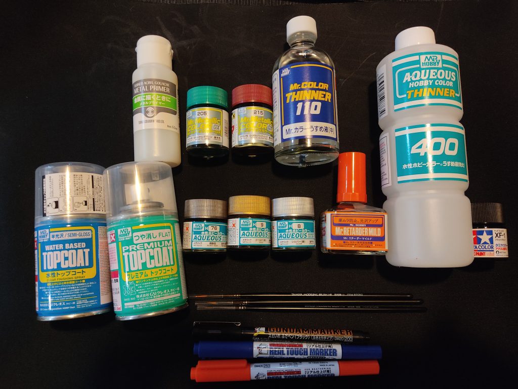 基本的に水性塗料を筆塗りしています。ツインアイなどの塗り分けが必要なところはラッカー塗料です。リビングモデラーゆえ、匂いの少ない水性塗料は助かります🙇♀️