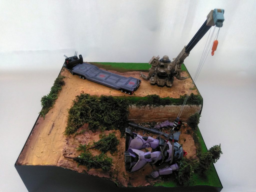 行動不能となったのはドム。断崖へ転落、地形を考慮しクレーンによる回収作業を行うはこびとなった。