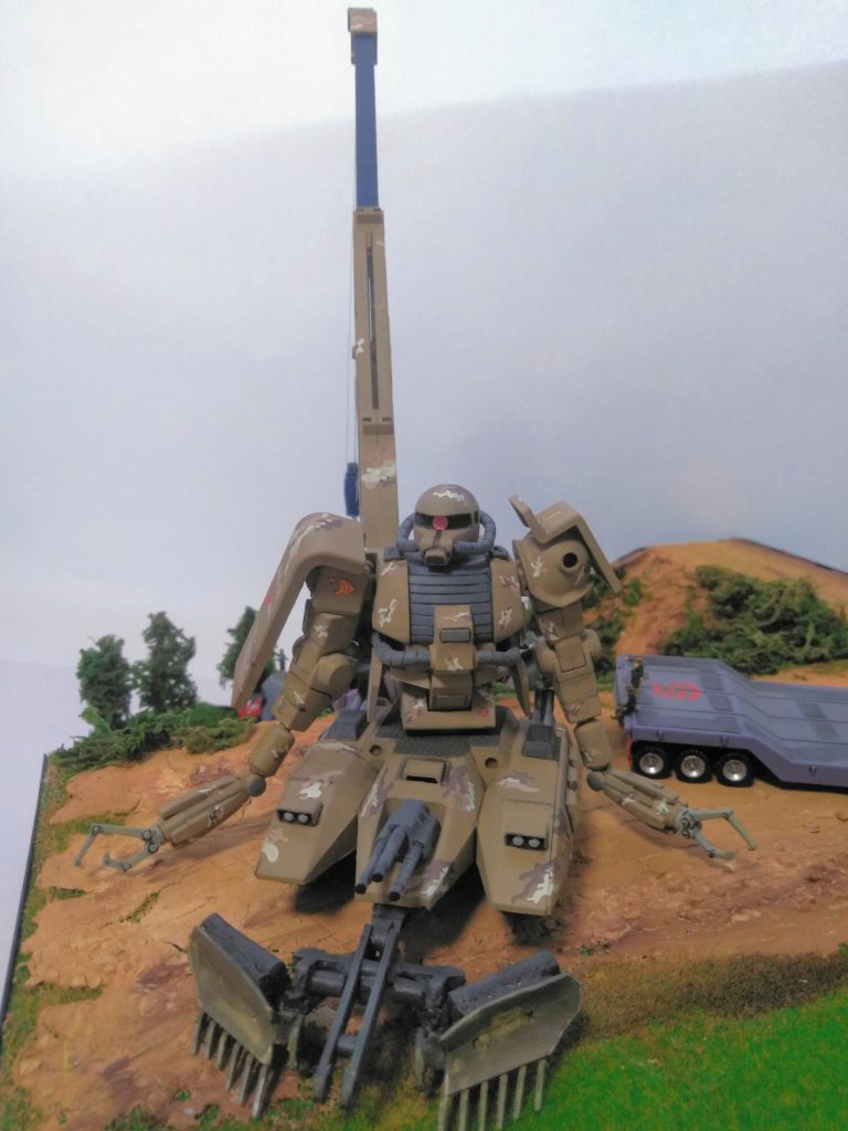 1/144MSVシリーズに手を加えたザクタンク・クローラクレーン仕様。クローラクレーンとは油圧ショベルの車体にクレーンを載せたような姿の重機。