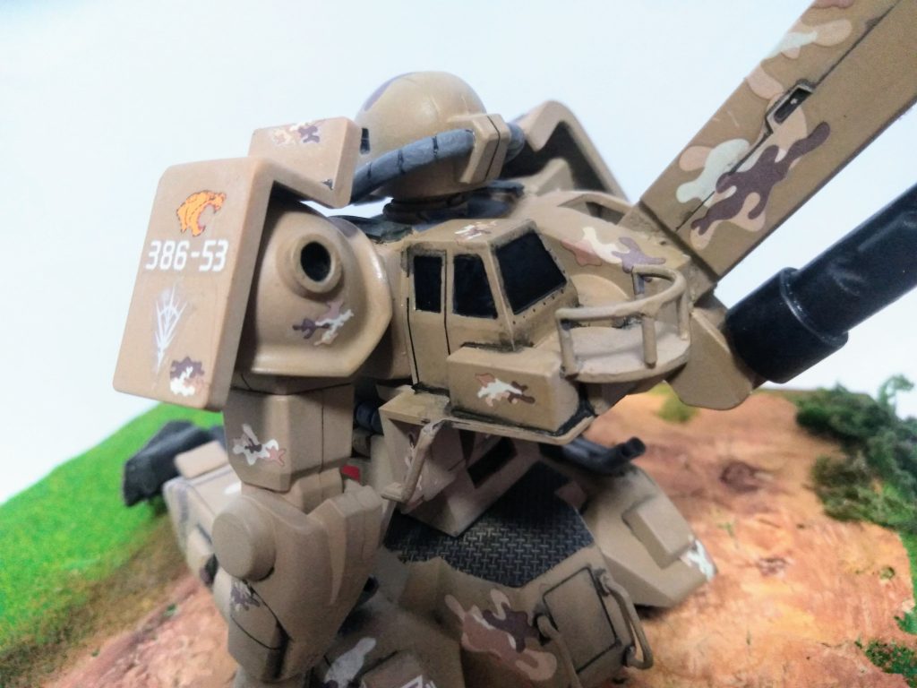 クレーンのキャビン(運転席の付いた小屋)はキットの付属品を加工。