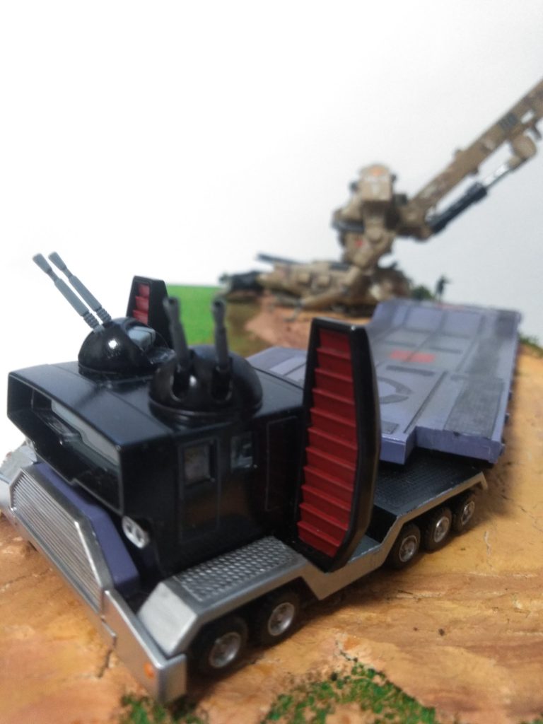 サムソントレーラーはトラクタヘッドのみ塗装。またヘッドの曲がる角度を増すため荷台の角をカット。