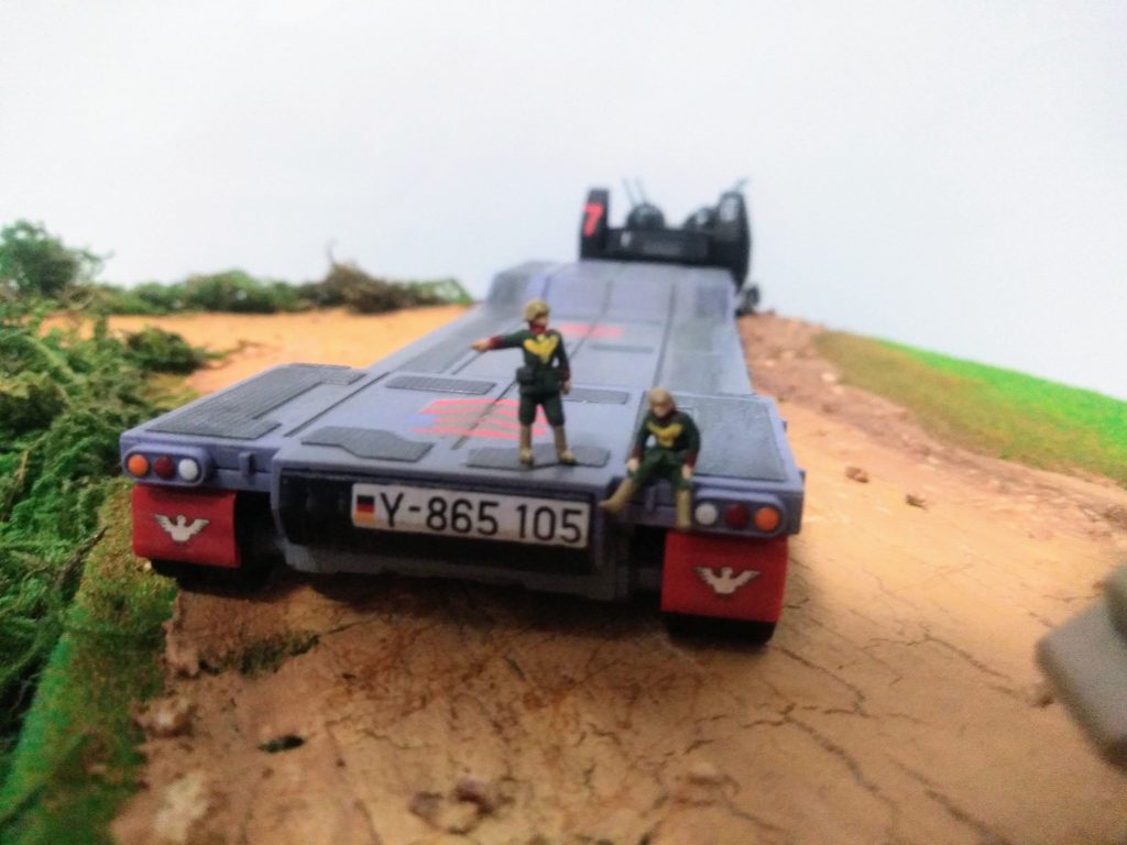 回収車の荷台で待つ兵士たち。パイロットばかりではなくきっと彼らのような雑務にあたる兵士もいたことでしょう。ビニールテープで泥除けを追加。