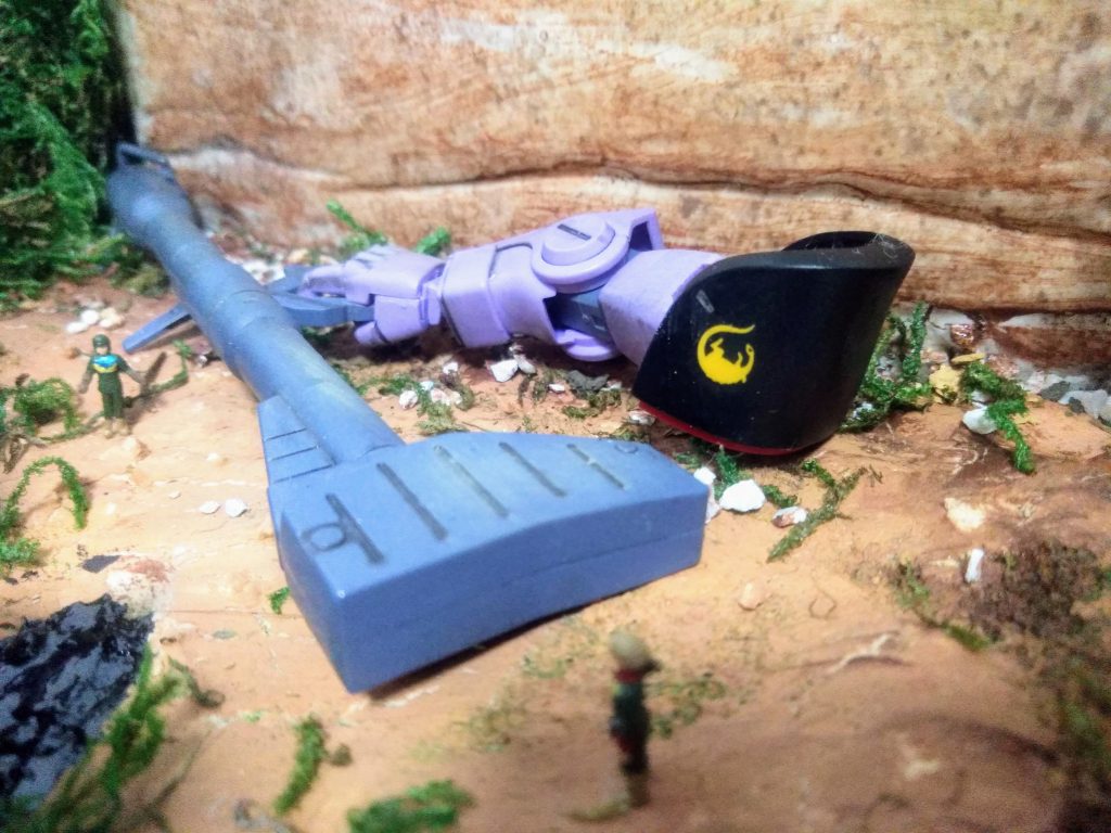 ちぎれてしまったドムの腕。兵士のフィギュアはサムソントレーラーとザクタンクの付属品。