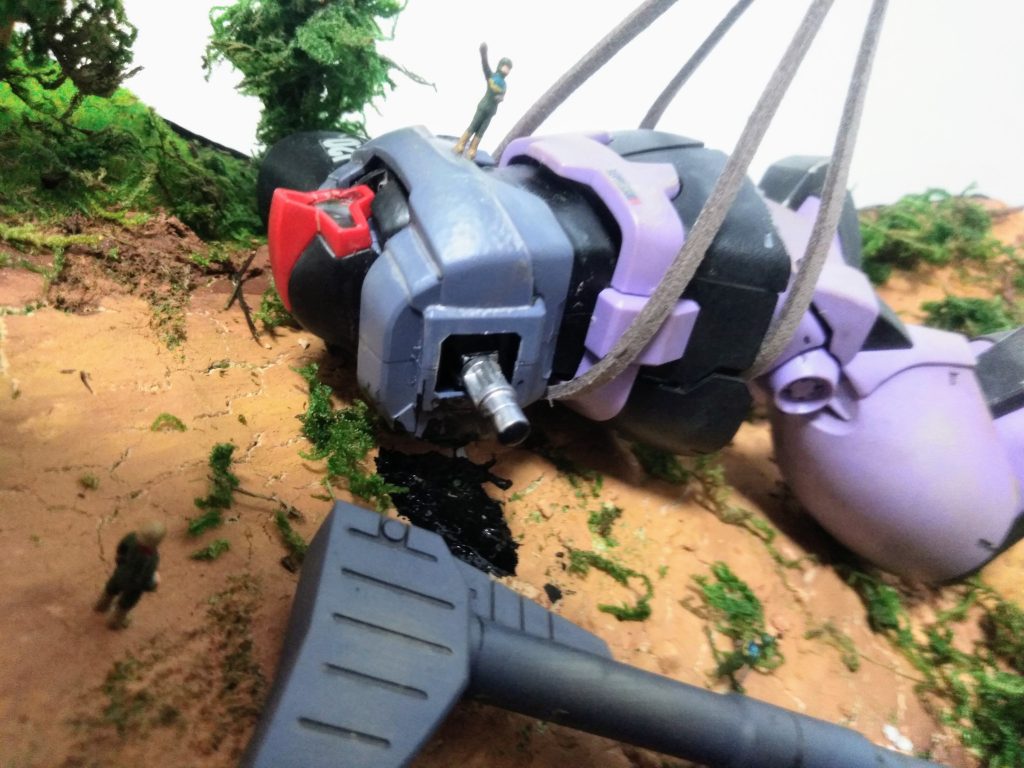 胴から合図する兵士。腕の接続部からはオイルが漏れ出す。ドムは塗装せずフラットクリア+汚し・塗装剥げの表現のみとした。