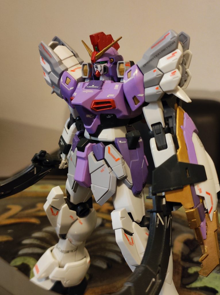 斜めから。シールドは腕の動きを邪魔するので、決めるポーズは無理です。それは残念です。