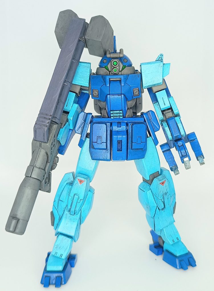 　塗装です　下地にターナーミルクペイントマルチプライマーをアクリルうすめ液(タミヤ)で2:1で割ったものを筆塗りし、その上からガンダムマーカーエアブラシシステムで塗装、ダイソーマットバーニッシュを純水と2:1で割った物を筆塗りでトップコートし、ウェザリングマーカーマルチブラックでウォッシングして完成しました　薄い青→ポスカ水色　濃ゆい青→ポスカ青　関節・武器(先端とマガジンなど)→ガンダムグレー　紫っぽいグレー→ガンダムメカグレー　脚部の赤い三角→ポスカ赤(筆塗り)　三角の真ん中の黒→コピックマルチライナーブラック　クロ－先端→EXシャインシルバー(大失敗)　