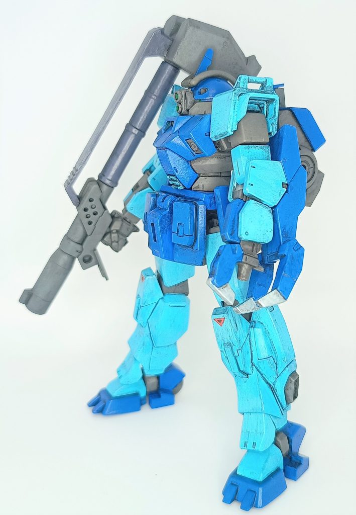 　ストライクドッグといえばのバズーカです、ベースになったのはコトブキヤのハンドバズーカ、マガジンはBFの太ももにナノブロックを挟んだ物、上のレール的な奴はBFの太ももパーツ(？)をプラスプーンで延長しました、接着してあるのは後ろ側だけです　グリップですが、そのままだと持てないので0.5mmプラバンでストッパーを付けています